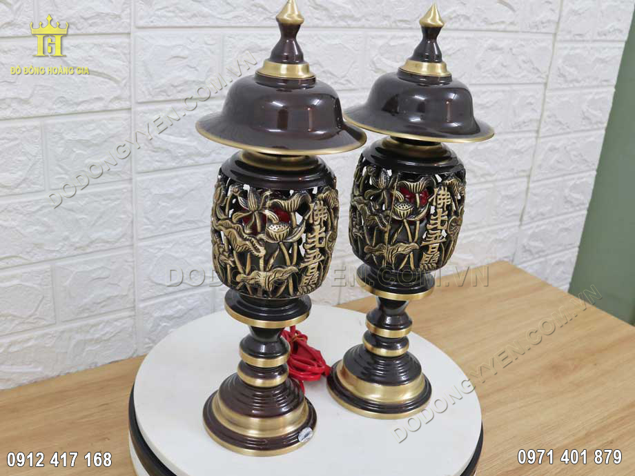 Đôi đèn thờ bằng đồng được chế tác hình quả dứa độc đáo cho không gian thờ cúng